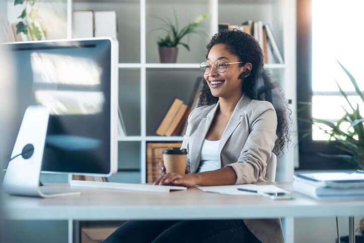 A female business manager working with task management software after completing his business management training