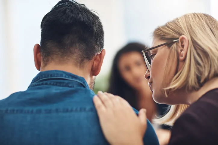 A crisis response professional uses de-escalation techniques during crisis intervention training.
